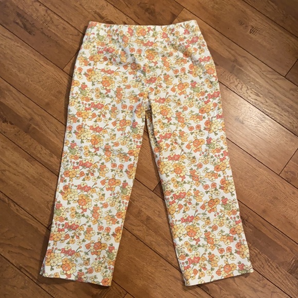Flowered Capri Jeans - Picture 9 of 10